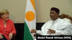 Le président du Niger Mahamadou Issoufou, à droite, discute avec la chancelière allemande Angella Merkel, à gauche, lors de la visite de celle-ci à Niamey, Niger, 10 octobre 2016. VOA/. Abdoul-Razak Idrissa