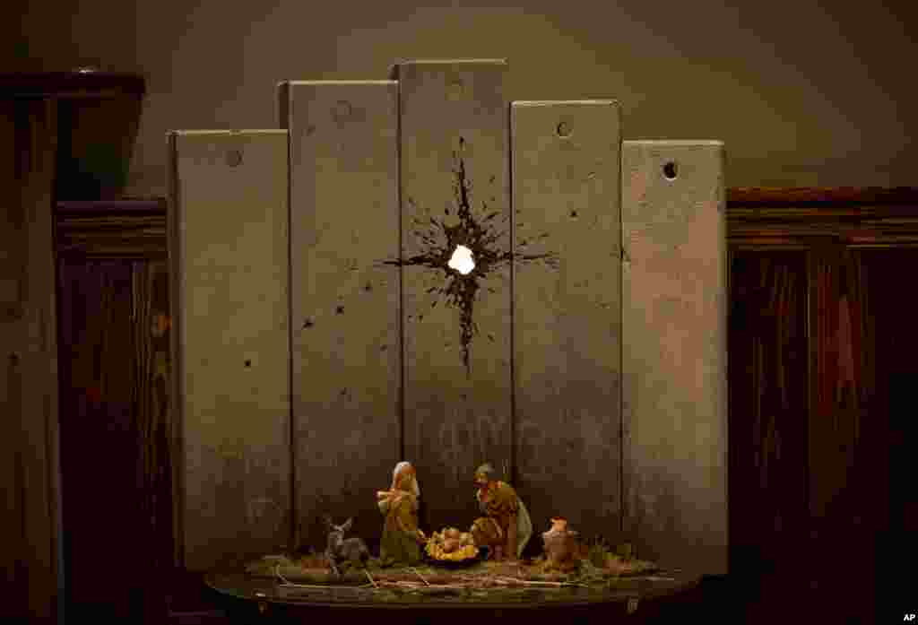 សិល្បៈថ្មីរបស់សិល្បករ Banksy ត្រូវបានដាក់តាំងបង្ហាញនៅក្នុងសណ្ឋាគារ The Walled Off Hotel ក្នុងក្រុង Bethlehem តំបន់ West Bank។