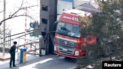 지난 4월 북한 라이센스를 단 트럭이 북한 신의주와 중국 단둥을 잇는 압록강 교량을 지나고 있다.