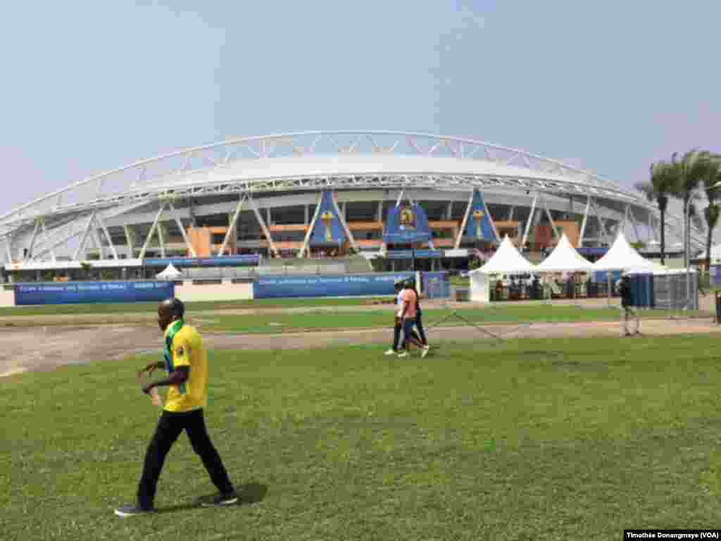 Vue du stade de l'Amitié de Libreville, Gabon, 14 janvier 2016. (VOA/Timothée Donangmaye)