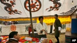 Suasana tempat pemungutan suara dalam pemilihan umum di Bhutan pada 2008. (Foto: Dok)