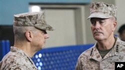 Afganistan'daki NATO kuvvetleri komutanı Orgeneral Joseph Dunford (sağda), kendisinden önceki komutan Org. John Allen'la