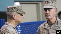 Jenderal John Allen (kiri) melakukan serah terima Komado Pasukan NATO di Afghanistan kepada Jenderal Marinir Joseph Dunford di Kabul Afghanistan hari Minggu (10/2).