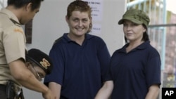 Tahanan asal Australia Schapelle Corby (kanan) dan Renae Lawrence mendaftar untuk menggunakan telepon di penjara Kerobokan, Bali. (AP/Firdia Lisnawati)