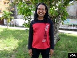 Slamet, seniman lukis yang sempat ditolak tinggal di dusun Karet Kecamatan Pleret Bantul, Daeah Istimewa Yogyakarta karena ia menganut agama Katholik sementara warga setempat semua beragama Islam. (foto: VOA/Munarsih Sahana).