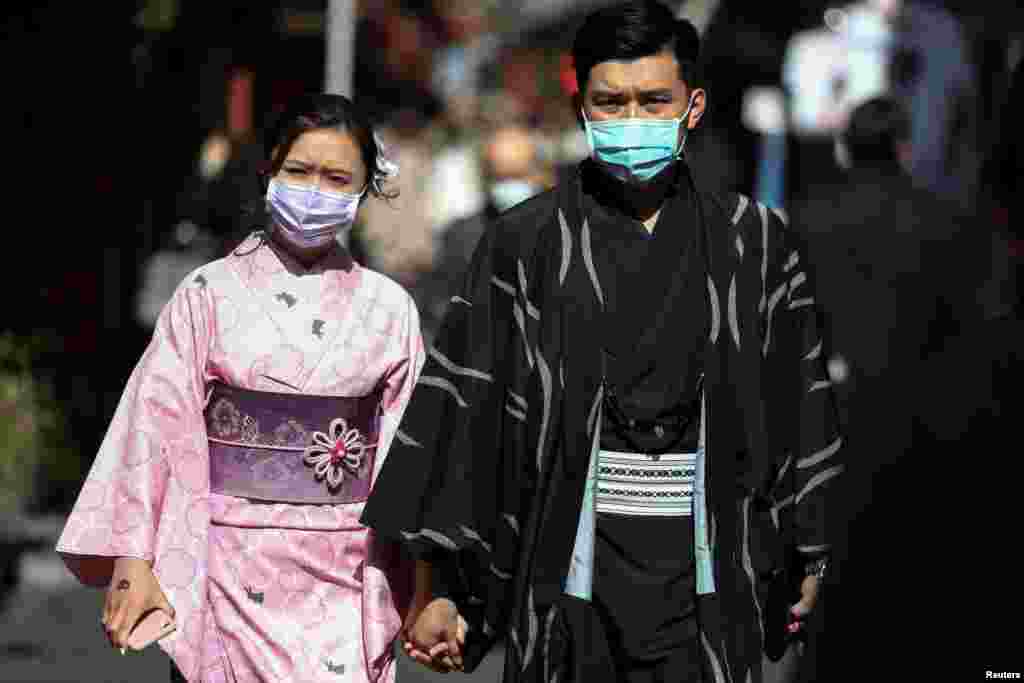 Yaponiya - Tokio, Turistlər qoruyucu maskalarda 