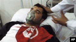 A wounded protester is treated at the Aziza Othmana hospital after clashes in Tunis, Jan 26 2011