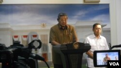 Presiden Susilo Bambang Yudhoyono memberikan keterangan pada pers didampingi Wakil Presiden Boediono. (VOA/Andylala Waluyo)