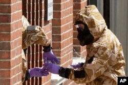 지난 7월 영국 솔즈베리에서 신경화학무기 '노비촉'을 이용한 암살 시도 사건이 발생한 후, 군 특수부대원이 현장을 조사하고 있다.