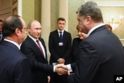 Од средбата во Минск: ракување на Порошенко и Путин во присуство на Меркел и Оланд