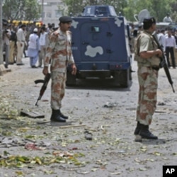 Afg'onistondagi urush ta'sirida Pokiston ichida ham qurollangan radikal guruhlar faoliyati kuchayayotgani aytiladi. Suratda politsiyachilar Karachi shahrida ro'y bergan portlash o'rnini ko'zdan kechirmoqda. 5-aprel, 2012-yil.