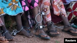 Beberapa siswa perempuan di sekolah-sekolah di Kaduna, Nigeria yang digerebek tampak masih dibelenggu kakinya (19/10). 
