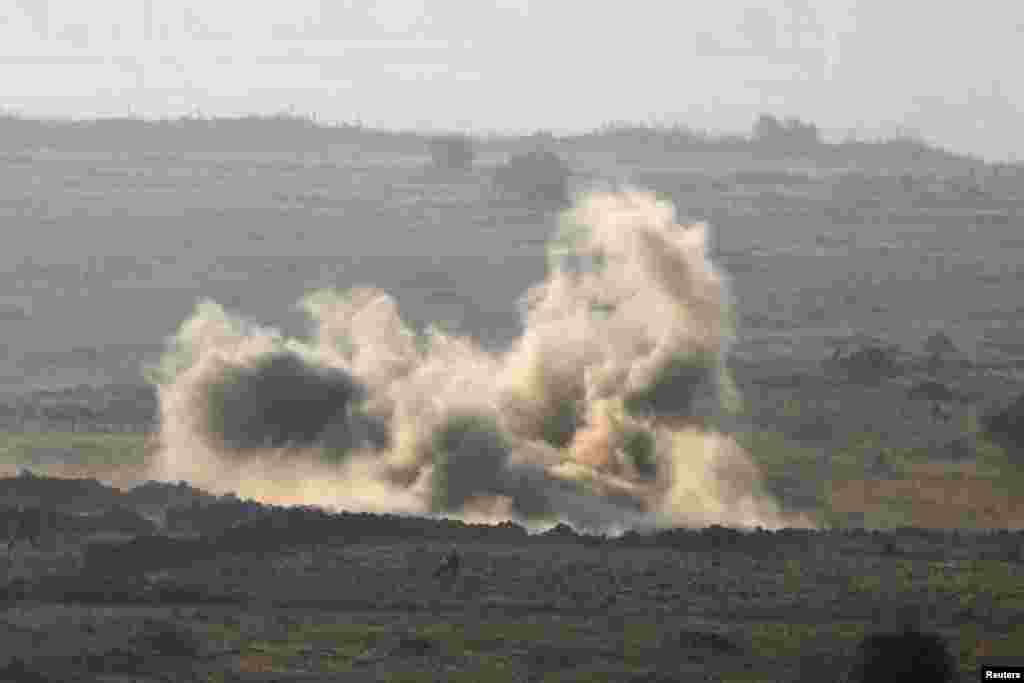 Syrian army soldiers near the Golan Heights, Sept. 1, 2014. 