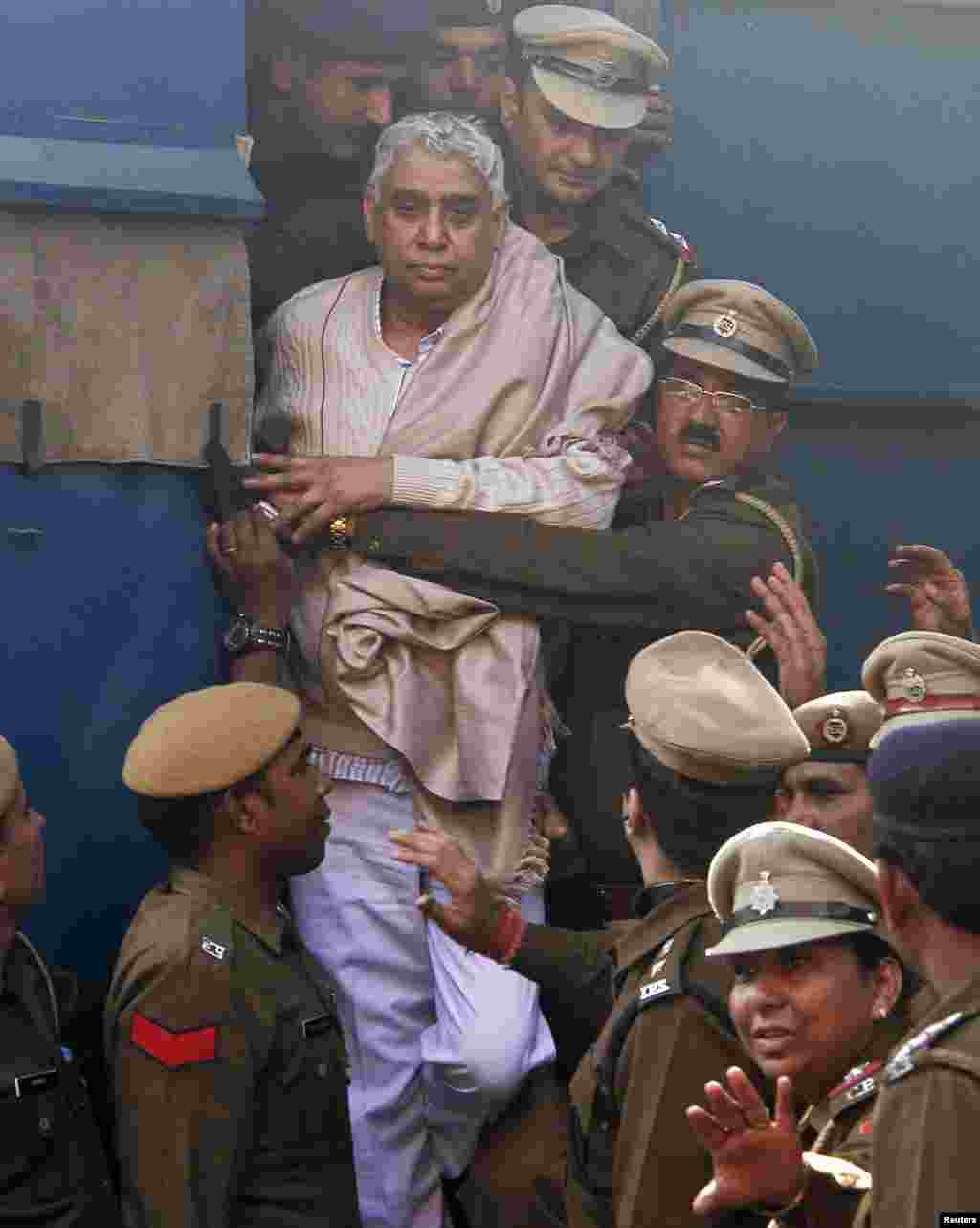 Satguru Rampaldži Maharadž posle hapšenja u indijskom gradu Čandigaru. On je optužen za vođenje pobune protiv države zajedno sa svojih 450 pristalica. 