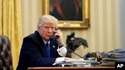 President Donald Trump speaks on the phone with Prime Minister of Australia Malcolm Turnbull in the Oval Office of the White House, Jan. 28, 2017.