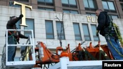 Los trabajadores removieron el nombre de Trump de un edificio en el Upper West Side de la ciudad de Nueva York.