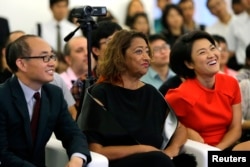 SOHO中国公司董事长潘石屹，首席执行官张欣和英国建筑师 Zaha Hadid 在关于北京望京SOHO建筑群的记者会上，Zaha Hadid 是这三座高楼的设计师（2014年9月20日）。