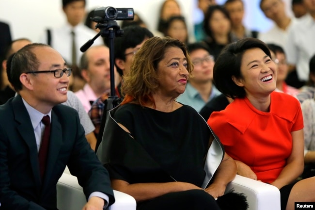 SOHO中國公司董事長潘石屹，首席執行官張欣和英國建築師Zaha Hadid 在關於北京望京SOHO建築群的記者會上，Zaha Hadid 是這三座高樓的設計師（2014年9月20日）。