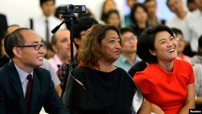 SOHO中国公司董事长潘石屹，首席执行官张欣和英国建筑师 Zaha Hadid 在关于北京望京SOHO建筑群的记者会上，Zaha Hadid 是这三座高楼的设计师（2014年9月20日）。