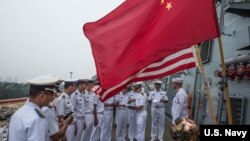 美中海軍官兵2015年7月在訪問青島的美軍斯特西姆號導彈驅逐艦上互動。（美國海軍）