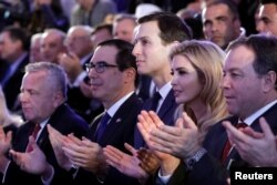 Subsecretario de Estado, John Sullivan, Secretario del Tesoro, Steven Mnuchin y los asesores de la Casa Blanca Jared Kushner e Ivanka Trump durante una recepción en la cancillería israelí en Jerusalén.