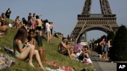 지난달 28알 폭염이 찾아온 프랑스 파리의 에펠탑 인근 정원에서 시민들이 일광욕을 즐기고 있다. 