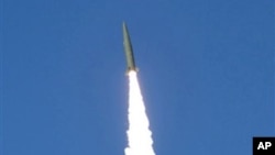 한국 군이 지난 4월 공개한 탄도 미사일 시험발사 장면. (자료 사진)