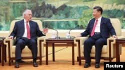 Chủ tịch Trung Quốc Tập Cận Bình (phải) hội đàm với Ngoại trưởng Mỹ Rex Tillerson tại Đại lễ đường Nhân dân ở Bắc Kinh ngày 19 tháng 3, 2017.