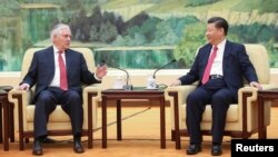 အမေရိကန် နိုင်ငံခြားရေးဝန်ကြီး Rex Tillerson တရုတ်သမ္မတ Xi Jinping နှင့် တွေ့ဆုံစဉ်။