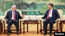 Chinese President Xi Jinping (R) speaks with U.S. Secretary of State Tillerson before their meeting at at the Great Hall of the People on March 19, 2017 in Beijing, China.