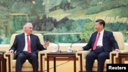 Tillerson e o presidente chin^s Xi Jinping