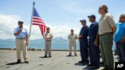 ທ່ານ Leon Panetta, (ຊ້າຍມື) ຢ້ຽມຢາມ USNS Richard E. Byrd ທີ່ ຫາດ Cam Ranh 