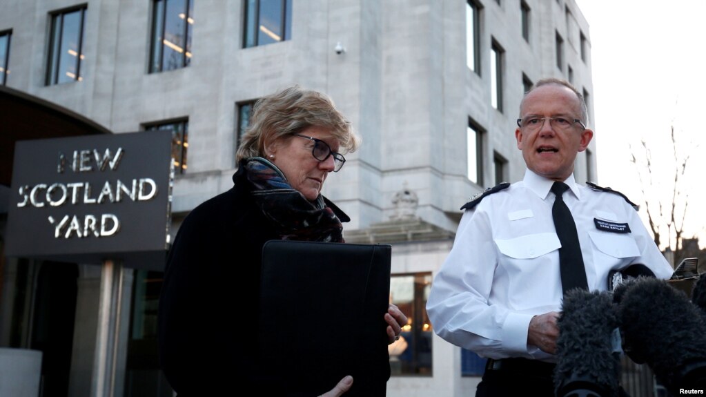 Trợ lý Ủy viên phụ trách chống khủng bố thuộc Lực lượng Cảnh sát thủ đô London, Mark Rowley và Cố vấn trưởng về y tế của chính phủ Anh Sally Davies trao đổi với báo chí về trường hợp ông Skripal và con gái ông bị dầu độc bằng chất độc thần kinh ở London hôm 7/3/2018 REUTERS/Henry Nicholls