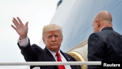 전용기 탑승구 앞에서 손을 흔드는 도널드 트럼프 미국 대통령. (자료사진)