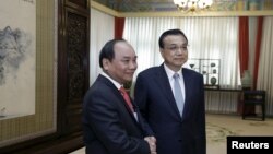 Trong cuộc gặp với Thủ tướng Nguyễn Xuân Phúc, ông Lý Khắc Cường đã kêu gọi Việt Nam 'phối hợp với Trung Quốc cùng bảo vệ hòa bình và ổn định ở biển Đông'. (Ảnh tư liệu) 
