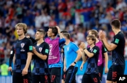 Los jugadores croatas saludan a sus seguidores al final del partido del grupo D entre Islandia y Croacia, en la Copa Mundial de fútbol 2018 en el Rostov Arena en Rostov-on-Don, Rusia, el martes 26 de junio de 2018. (AP Photo / Vadim Ghirda)