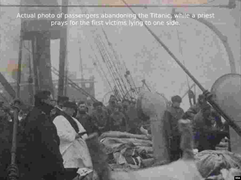 Batmaqda olan Titanik gəmisindən son foto. Keşiş ilk qurbanların ruhlarına dua oxuyur. 15 Aprel, 1912.