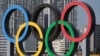 Le symbole des Jeux Olympiques exposé à Tokyo, Japon, le 1er décembre 2020.