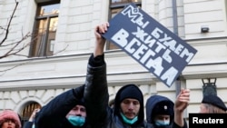 러시아 경찰이 28일 대법원 앞에서 인권단체 '메모리알' 지지 시위를 벌이는 시민을 제지하고 있다.