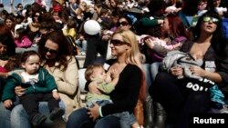 FILE - Women breastfeed babies during a large event to raise awareness in Athens, 2014. (REUTERS/Yorgos Karahalis) 