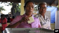 An East Timorese woman casts her ballot during the parliamentary election at a polling station in the capital of Dili, East Timor, July 7, 2012. (AP)