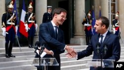 Presiden Perancis Emmanuel Macron bersama Perdana Menteri Belanda Mark Rutte menggelar pertemuan dengan media seusai pertemuan mereka di Istana Elysee di Paris, Perancis, Jumat, 16 Juni 2017. (AP Photo / Francois Mori).