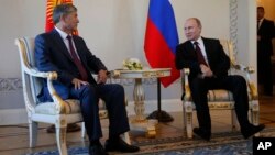 Президент Киргизстану Алмазбек Атамбаєв і Володимир Путін 