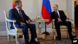 Presiden Rusia Vladimir Putin (kanan) menerima Presiden Kyrgyztan Almazbek Atambayev di St. Petersburg, Rusia hari Senin (16/3).