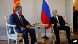 Tổng thống Nga Vladimir Putin xuất hiện bên cạnh Tổng Thống Kyrgystan Almazbek Atambayev tại điện Konstantin ở St. Petersburg, ngày 16/3/2015.