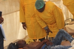 FILE: Zimbabwe President Emmerson Mnangagwa talks to one of the cholera victims on Sept. 19, 2018 in Glenview’s Harare epicentre of the waterborne disease. (C. Mavhunga/VOA)Zimbabwe President Emmerson Mnangagwa talks to one of the cholera victims on Sept. 19, 2018 in Glenview’s Harare, epicenter of the waterborne disease. (C. Mavhunga/VOA)