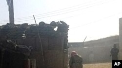 Combatientes talibanes toman posiciones tras ocupar un control de policía en Kundúz, al norte de Kabul,Afganistán. 