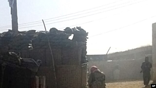 Combatientes talibanes toman posiciones tras ocupar un control de policía en Kundúz, al norte de Kabul,Afganistán.