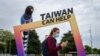 世界卫生大会在日内瓦开幕之际，联合国大楼附近竖立的拱门上写着“台湾可以提供帮助”。（2021年5月24日）