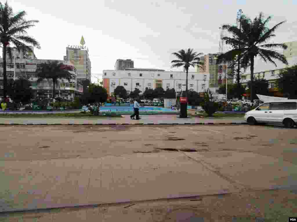 A Praça do Município, envolvida em pequenas crateras. Moçambique, Buracos Beira, Maio 20, 2014